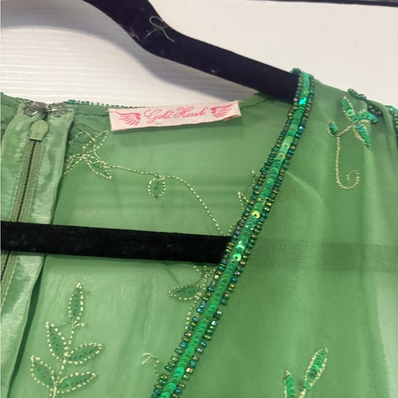 Chic Green Embroidered Sleeveless Blouse - Picture 3 of 6